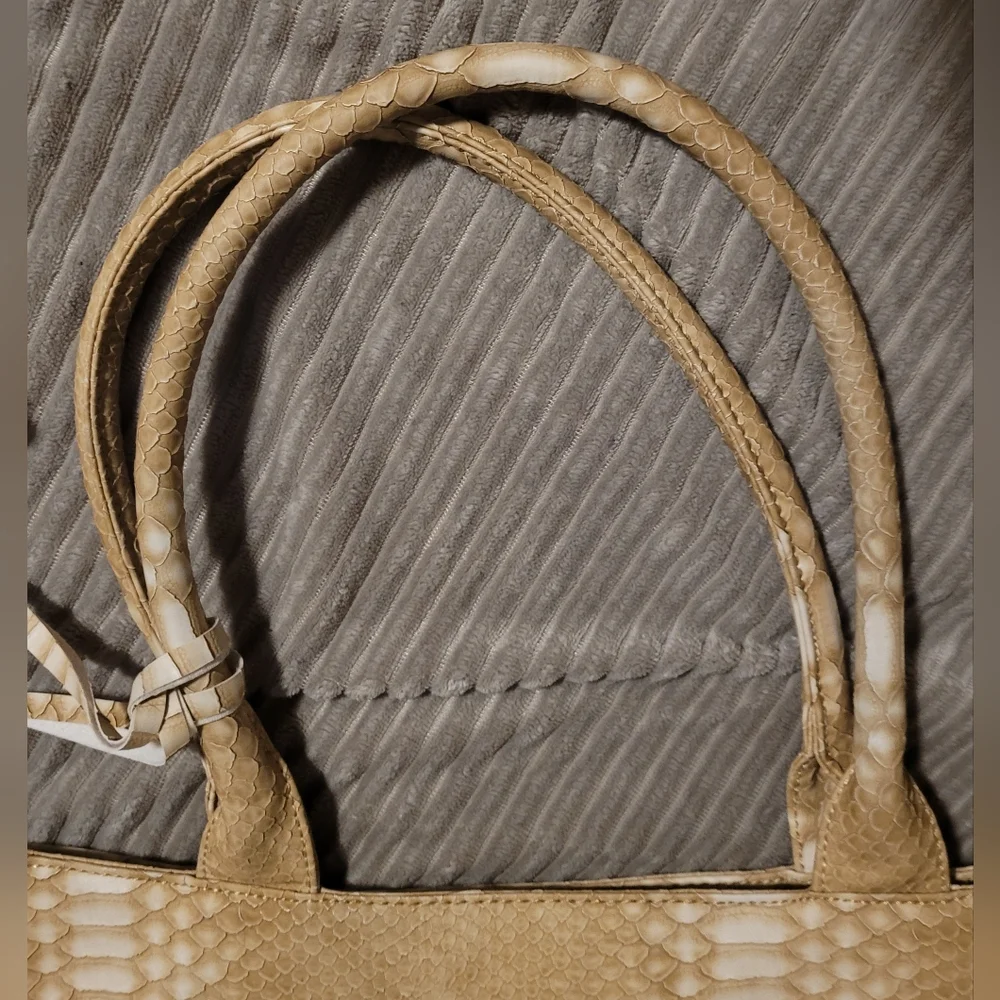 Penelope Ann Seeet City Tan Faux Snake Skin Textured Tote - Picture 4 of 12